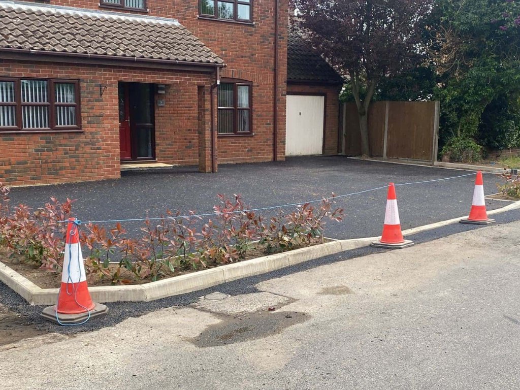 This is a newly installed tarmac driveway just installed by Rye Driveways